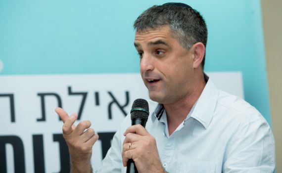 עם מקל: צפו בתקיפת הכתב הסרוג של חדשות 13