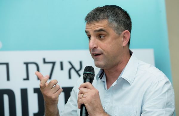 עם מקל: צפו בתקיפת הכתב הסרוג של חדשות 13