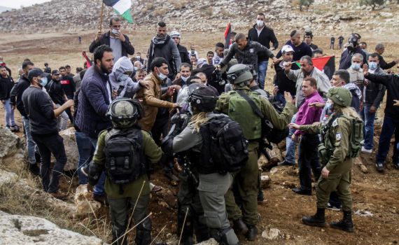 צה"ל אישר: פעיל השמאל יידה אבנים על צה"ל