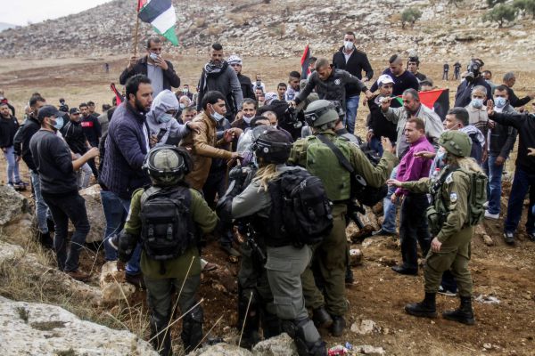 צה"ל אישר: פעיל השמאל יידה אבנים על צה"ל