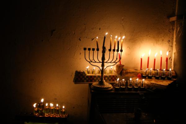 פתקים בחנוכיה: באיזו דרך הסגולות עוזרות לנו?