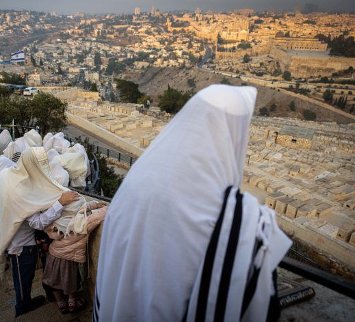 צפו: קצר על הפרשה |מתפללים וזה לא עוזר- למה?