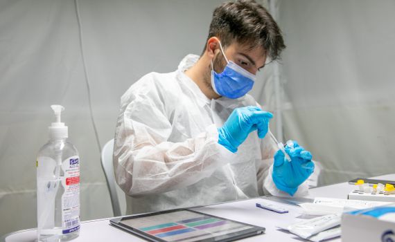 בהלה עולמית: למה הזן החדש נקרא "אומיקרון"?