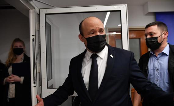 אחרי הביקורת: בנט מתרץ את נסיעת בני משפחתו