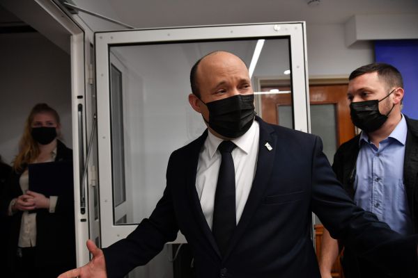 אחרי הביקורת: בנט מתרץ את נסיעת בני משפחתו