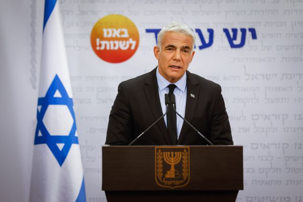 לפיד: החוק להגבלת כהונת רה"מ הוא נגדי ונגד בנט