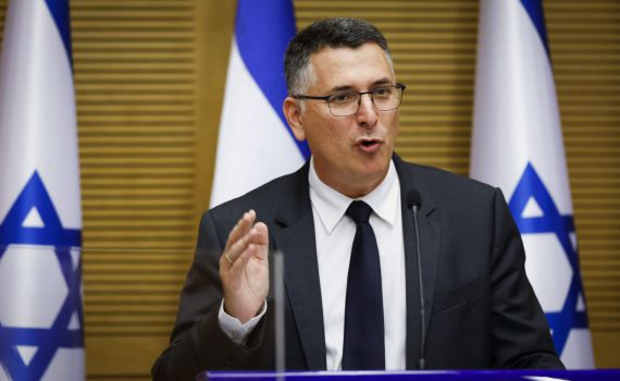 וועדת השרים אישרה את חוק הפייסבוק של סער