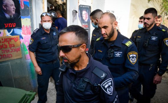 החל פינוי שכונת גבעת עמל; התושבים מתבצרים בבתיהם