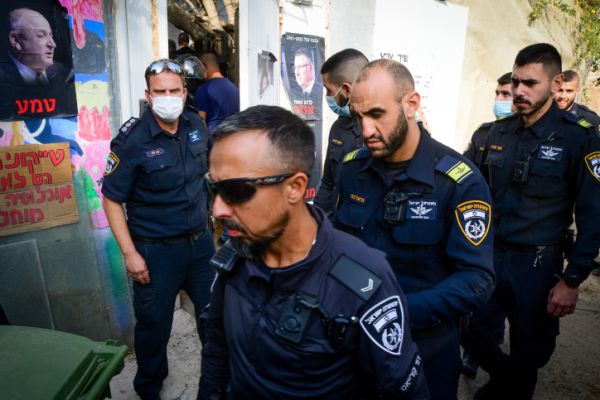 החל פינוי שכונת גבעת עמל; התושבים מתבצרים בבתיהם