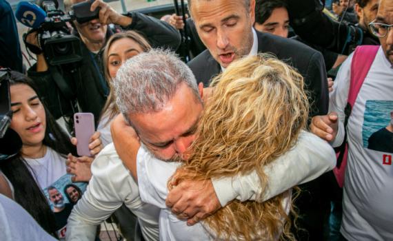 בני הזוג אוקנין בפתח ביתם: "קרה לנו נס חנוכה פרטי"