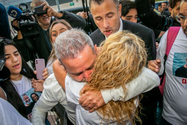 בני הזוג אוקנין בפתח ביתם: "קרה לנו נס חנוכה פרטי"