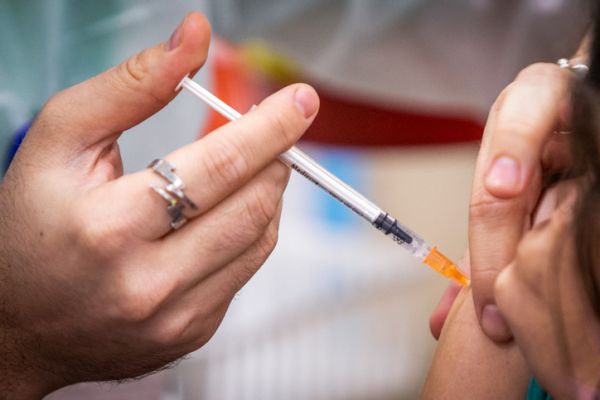 אחרי ישראל: מדינה נוספת שוקלת חיסון רביעי