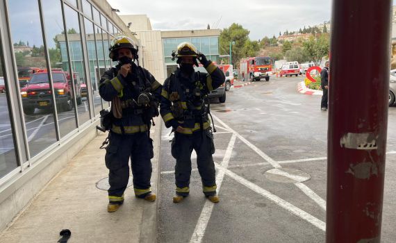 צפו: עם סרבלים וכפפות – כך טיפלו במעטפה החשודה
