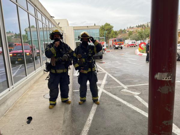 צפו: עם סרבלים וכפפות – כך טיפלו במעטפה החשודה