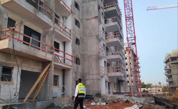 פועל כבן 30 נפל מגובה ונהרג באתר בניה בכרכור