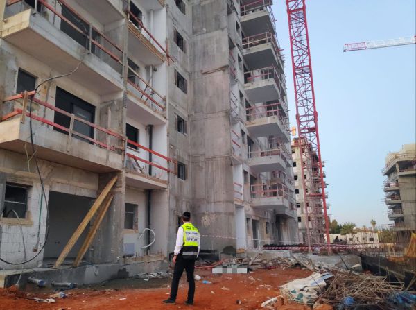 פועל כבן 30 נפל מגובה ונהרג באתר בניה בכרכור