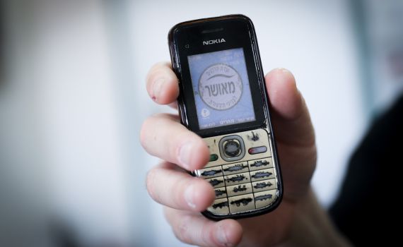 מכה לחרדים: הנדל מבטל את ״הקומה הכשרה״ בסלולר