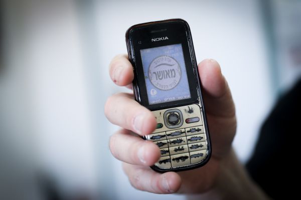 מכה לחרדים: הנדל מבטל את ״הקומה הכשרה״ בסלולר