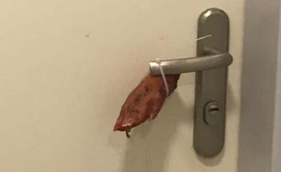 מזעזע: רגל חזיר הונחה על דלת בית בעיר חריש