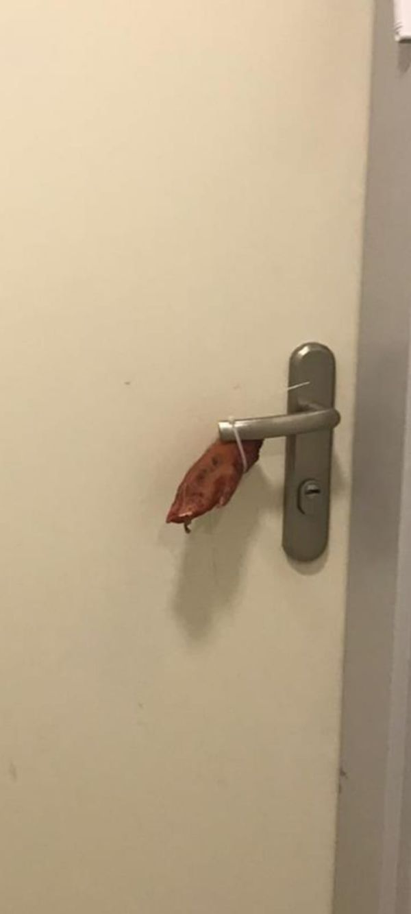 מזעזע: רגל חזיר הונחה על דלת בית בעיר חריש