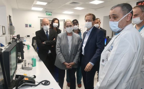 הנשיא הרצוג בביקור בבתי חולים בצפון: "לאן הגענו?"
