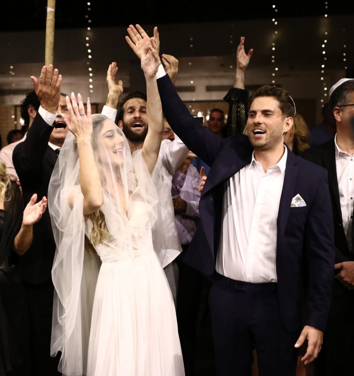 כתב חדשות 12 התחתן, הקולגות הגיעו לחגיגה