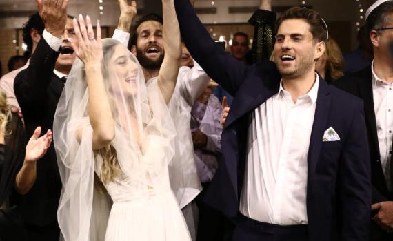 כתב חדשות 12 התחתן, הקולגות הגיעו לחגיגה