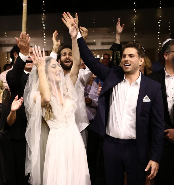 כתב חדשות 12 התחתן, הקולגות הגיעו לחגיגה