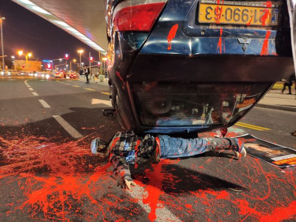דם ומכונית הפוכה: הפגנה קשה על מות אהוביה סנדק