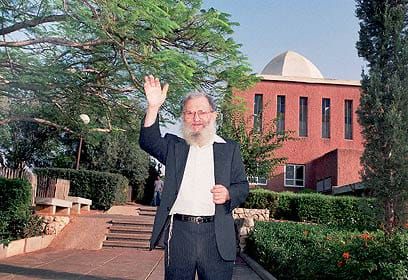 זוכר את ידו החמה והמנחמת של הרב נריה