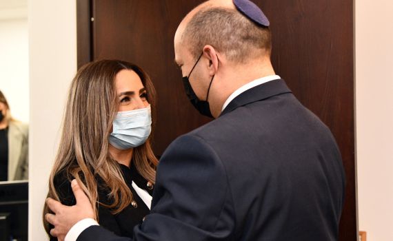 בנט נפגש עם בני הזוג אוקנין: 'טוב שבאתם הביתה'