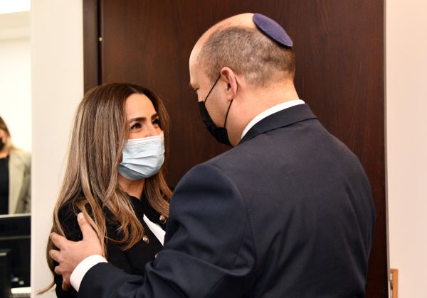 בנט נפגש עם בני הזוג אוקנין: 'טוב שבאתם הביתה'