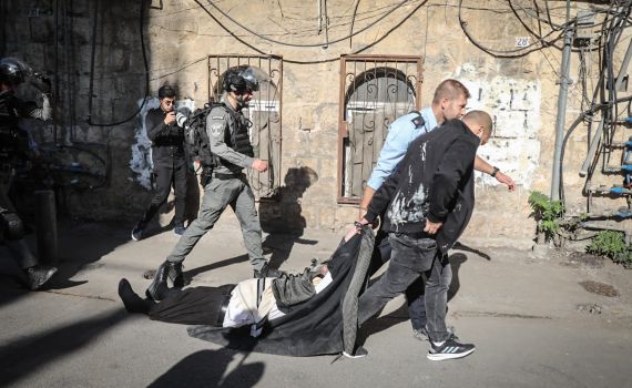 מהומות במאה שערים: צפו בשוטרים גוררים מפגין חרדי