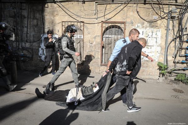 מהומות במאה שערים: צפו בשוטרים גוררים מפגין חרדי