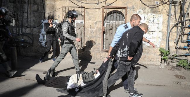 מהומות במאה שערים: צפו בשוטרים גוררים מפגין חרדי