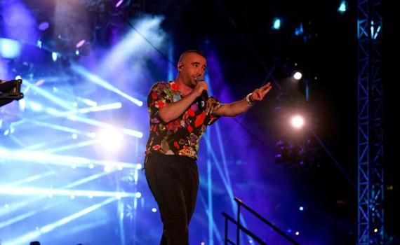 מסקרן: למה עומר אדם מוכר חולצה שלו באלפי שקלים?