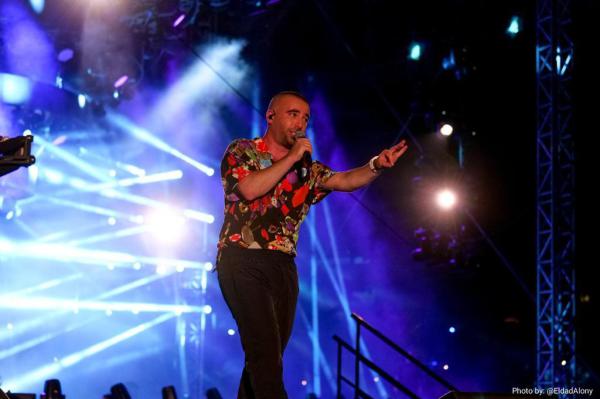 מסקרן: למה עומר אדם מוכר חולצה שלו באלפי שקלים?