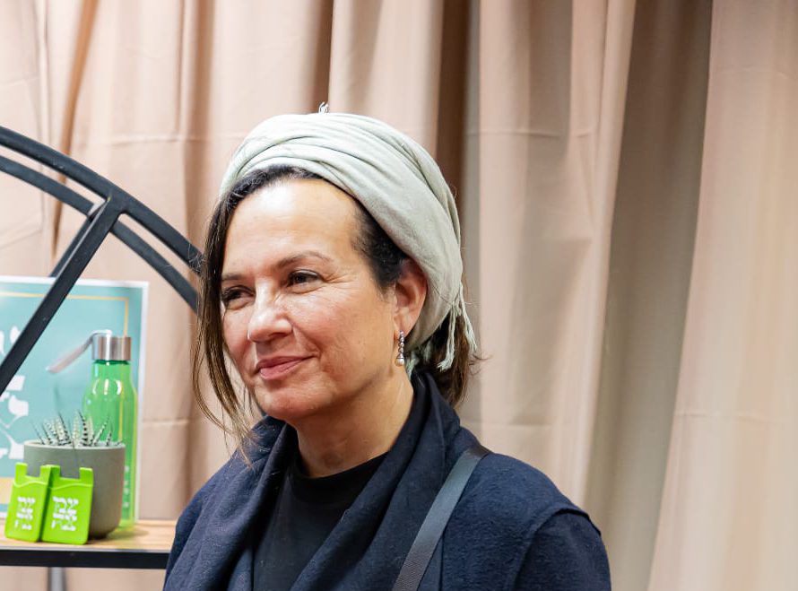 מתחזקת? צופית גרנט תועדה עם כיסוי ראש