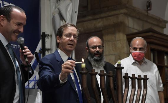 הרצוג במערת המכפלה: הזיקה לחברון אינה מוטלת בספק