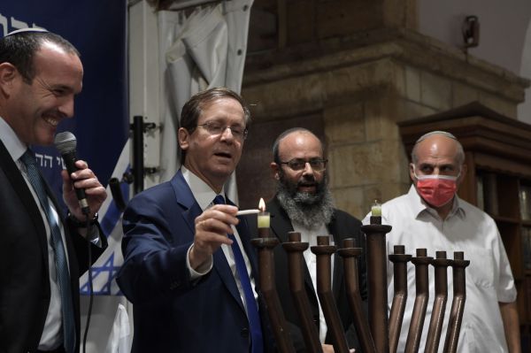 הרצוג במערת המכפלה: הזיקה לחברון אינה מוטלת בספק