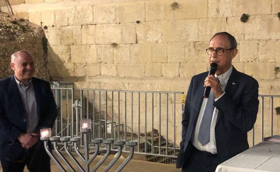 איפה בחר שר התפוצות להדליק נר ראשון?