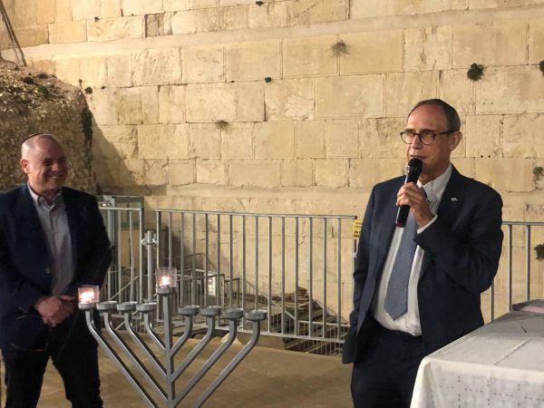 איפה בחר שר התפוצות להדליק נר ראשון?