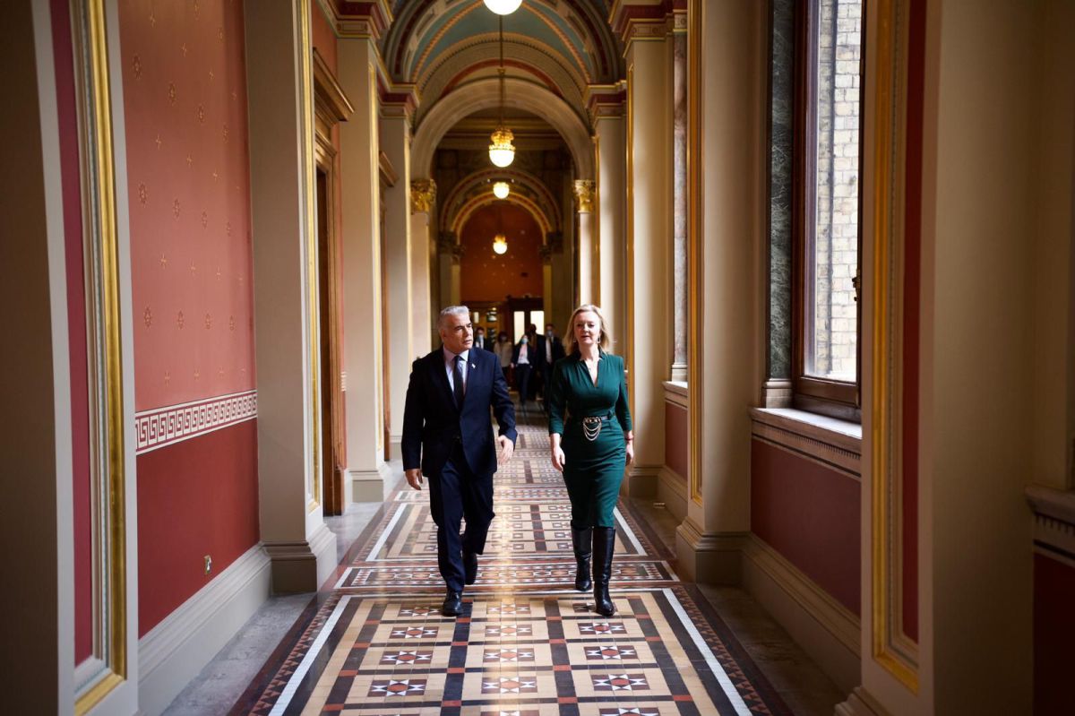 לפיד על ההסכם עם בריטניה: הוא must-must