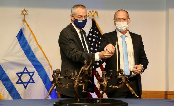 חג בארה"ב: הרצוג ערך מסיבת חנוכה בוושינגטון