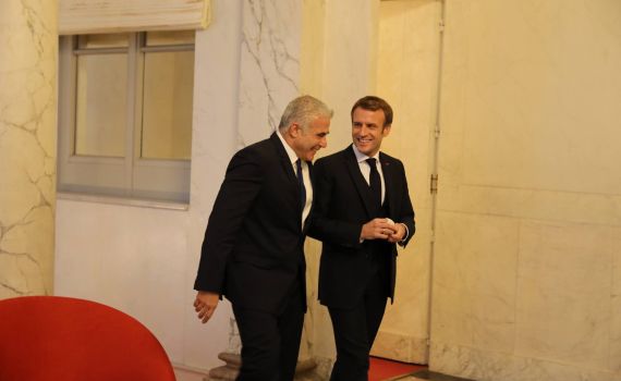 לפיד לנשיא צרפת: לא להסיר את הסנקציות