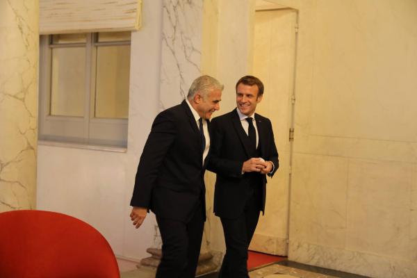 לפיד לנשיא צרפת: לא להסיר את הסנקציות