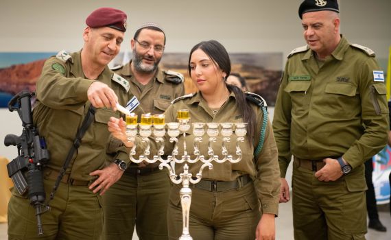 כוכבי בהדלקה מיוחדת עם המתלוננת: מזדהה אתכן