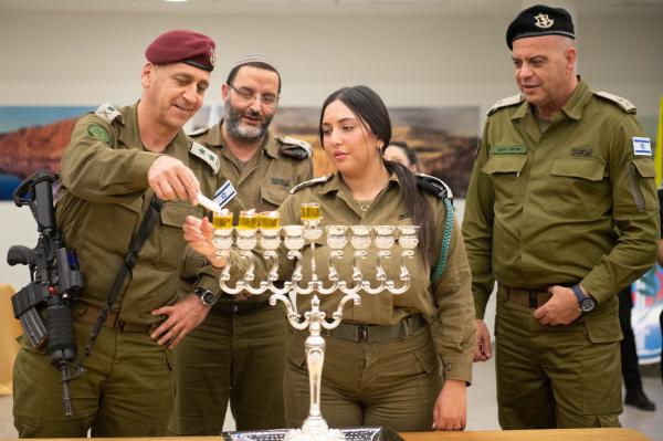 כוכבי בהדלקה מיוחדת עם המתלוננת: מזדהה אתכן