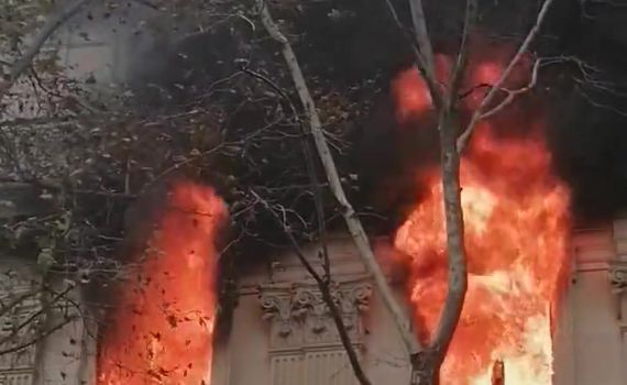 צפו: שריפה גדולה במרכז פריז