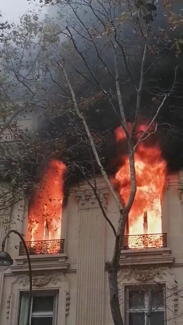 צפו: שריפה גדולה במרכז פריז